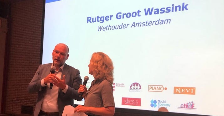 wethouder Rutger Groot Wassink in gesprek tijdens de Conferentie Buying for Social Impact
