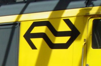 NS logo op trein