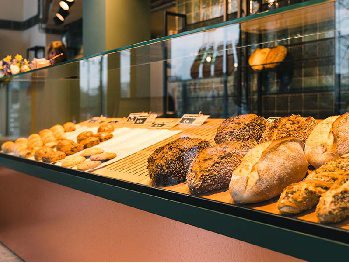 Brood en koekjes in de werk-winkel van de Mooiste Markt